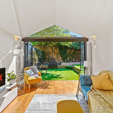 3 Bedroom Mews Home - Clapham Common - Free Private Parking - Sleeps 5 - Newly Refurbished - Sweetpea & Pillow Properties Londen Buitenkant foto