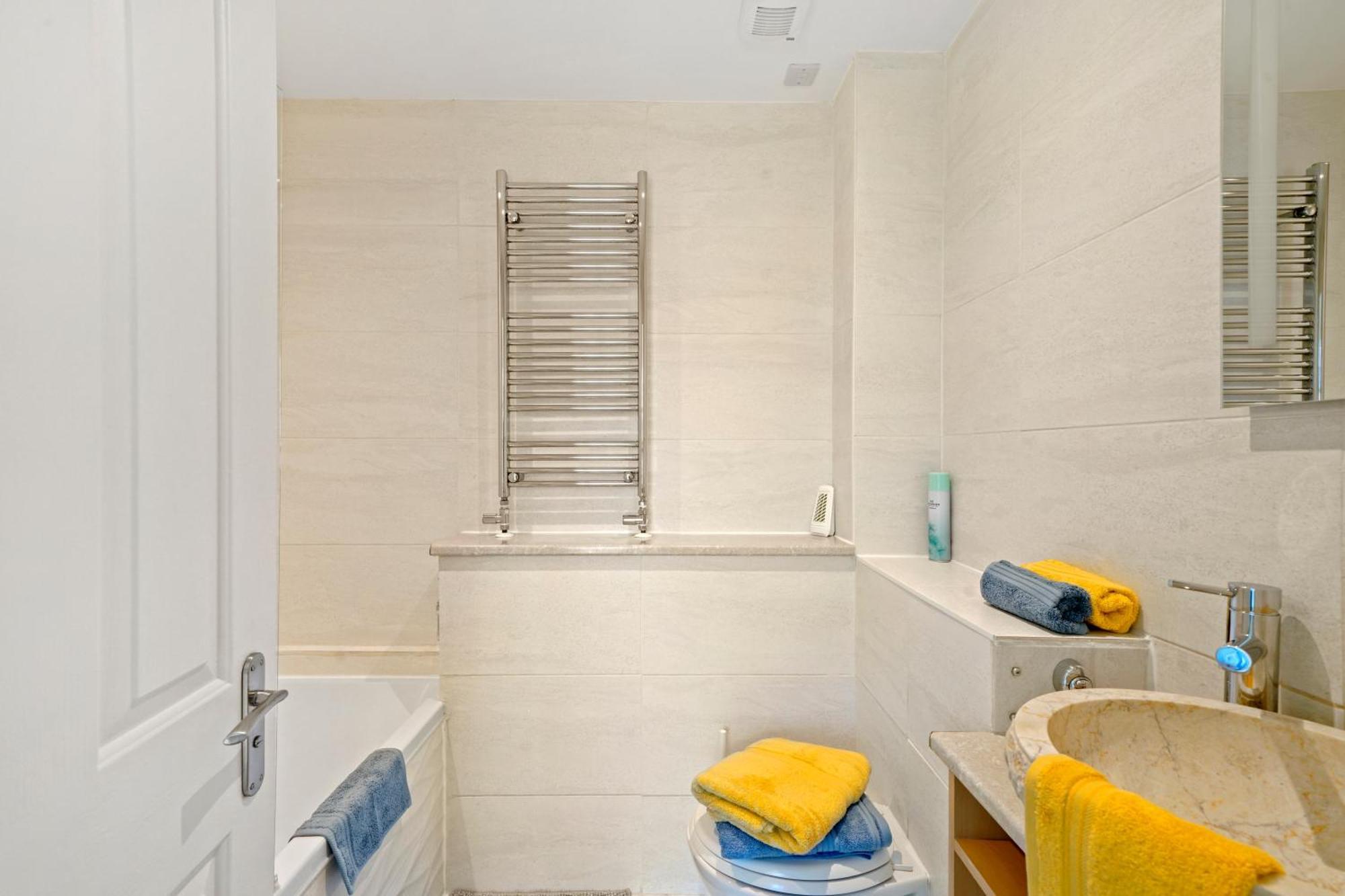 3 Bedroom Mews Home - Clapham Common - Free Private Parking - Sleeps 5 - Newly Refurbished - Sweetpea & Pillow Properties Londen Buitenkant foto