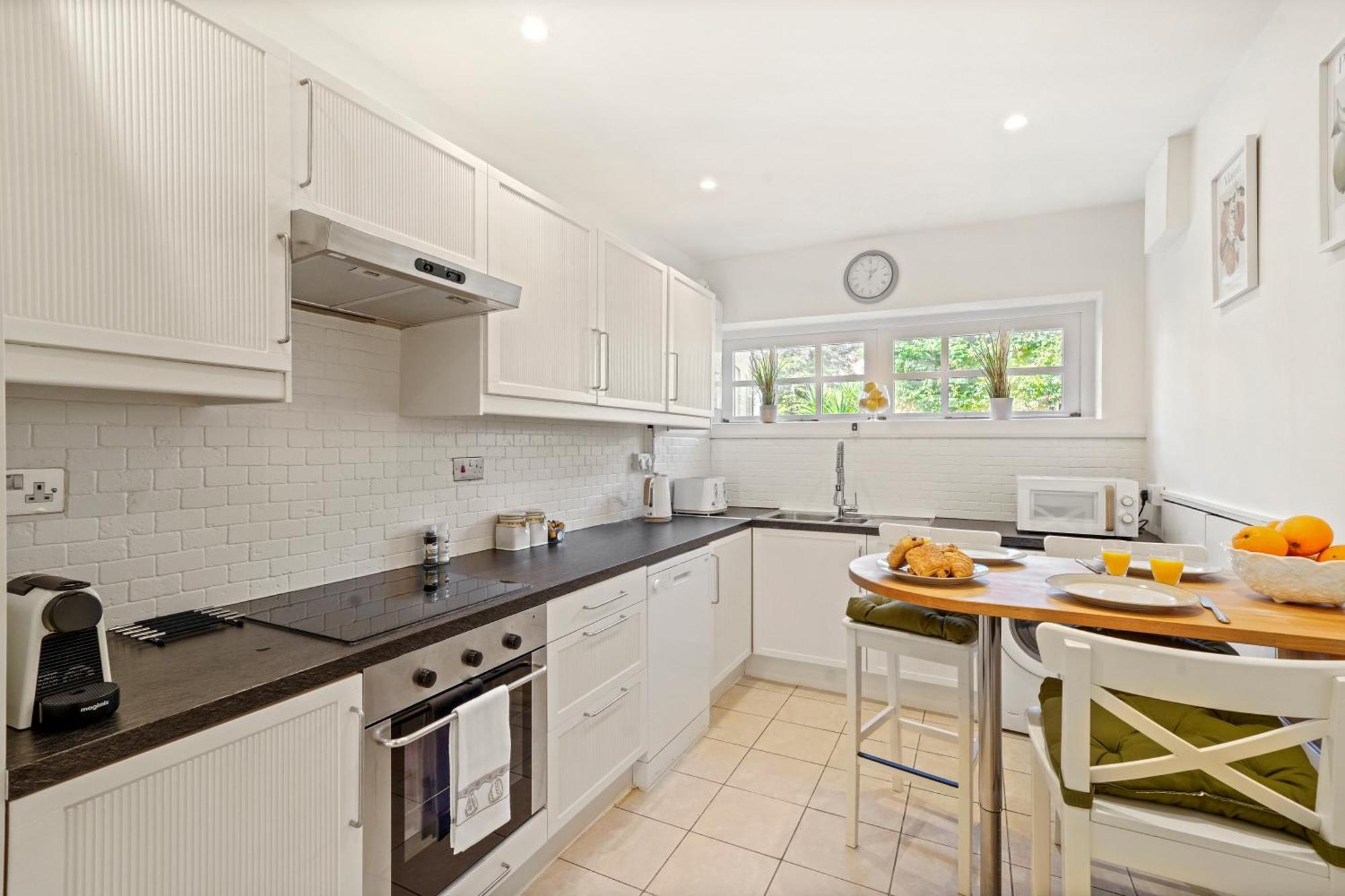 3 Bedroom Mews Home - Clapham Common - Free Private Parking - Sleeps 5 - Newly Refurbished - Sweetpea & Pillow Properties Londen Buitenkant foto