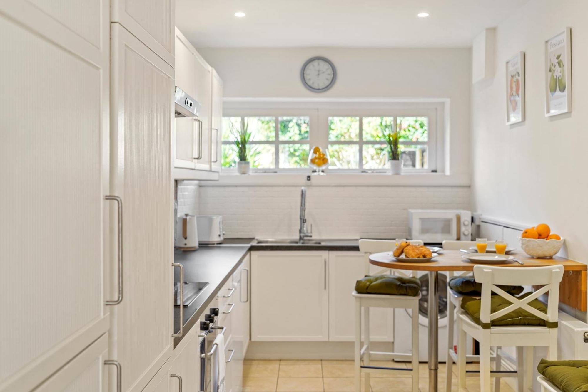 3 Bedroom Mews Home - Clapham Common - Free Private Parking - Sleeps 5 - Newly Refurbished - Sweetpea & Pillow Properties Londen Buitenkant foto