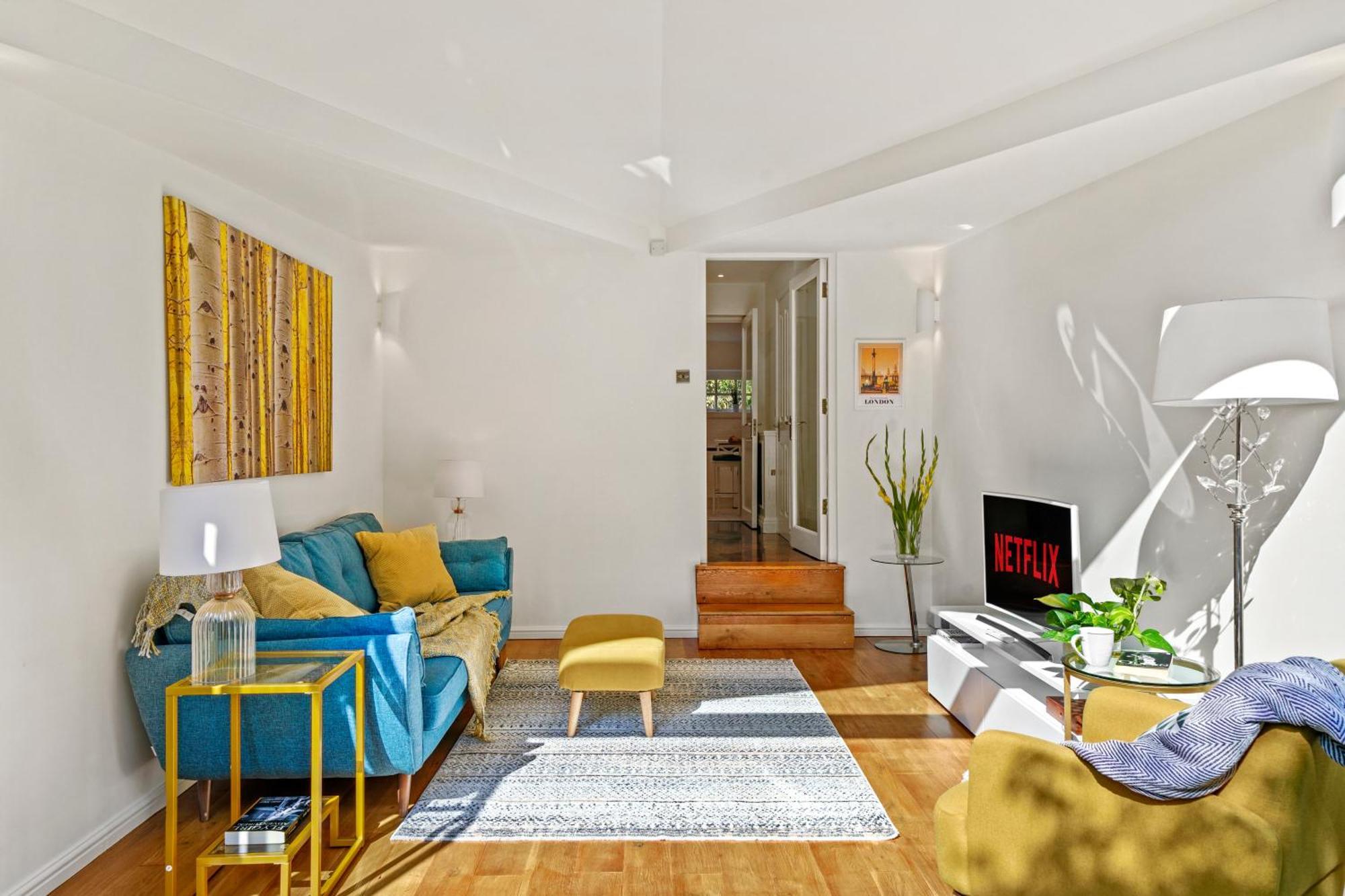 3 Bedroom Mews Home - Clapham Common - Free Private Parking - Sleeps 5 - Newly Refurbished - Sweetpea & Pillow Properties Londen Buitenkant foto