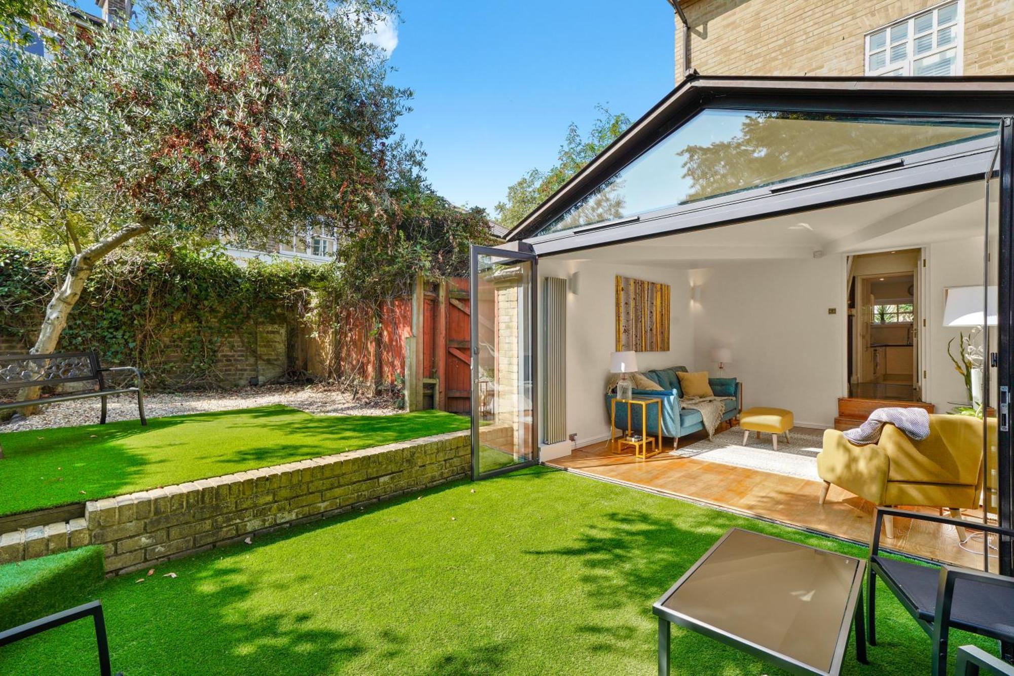 3 Bedroom Mews Home - Clapham Common - Free Private Parking - Sleeps 5 - Newly Refurbished - Sweetpea & Pillow Properties Londen Buitenkant foto