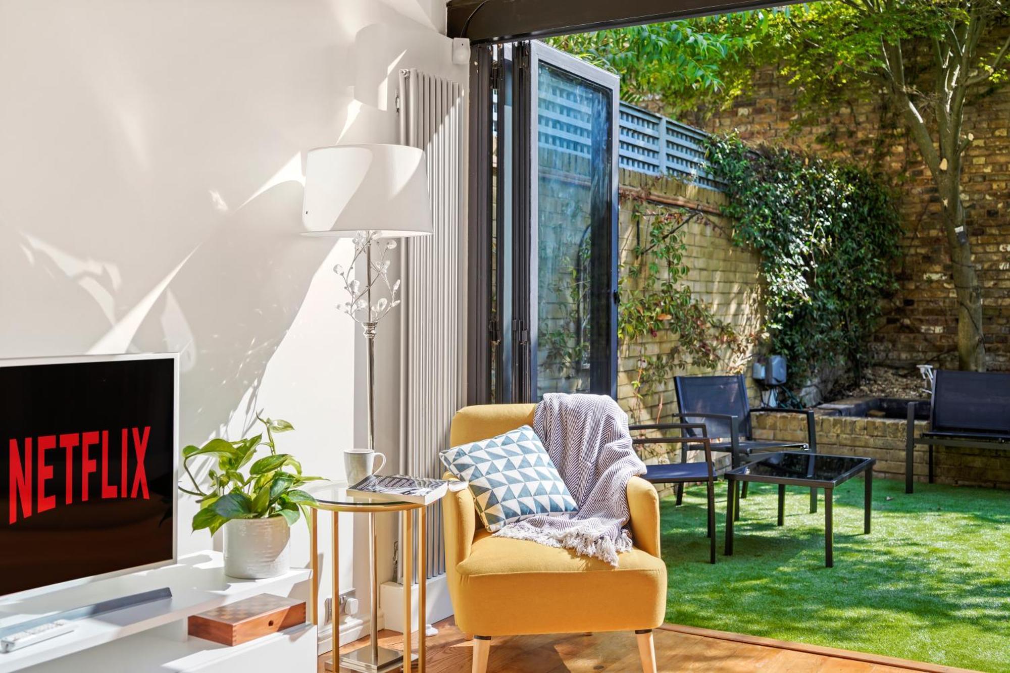 3 Bedroom Mews Home - Clapham Common - Free Private Parking - Sleeps 5 - Newly Refurbished - Sweetpea & Pillow Properties Londen Buitenkant foto