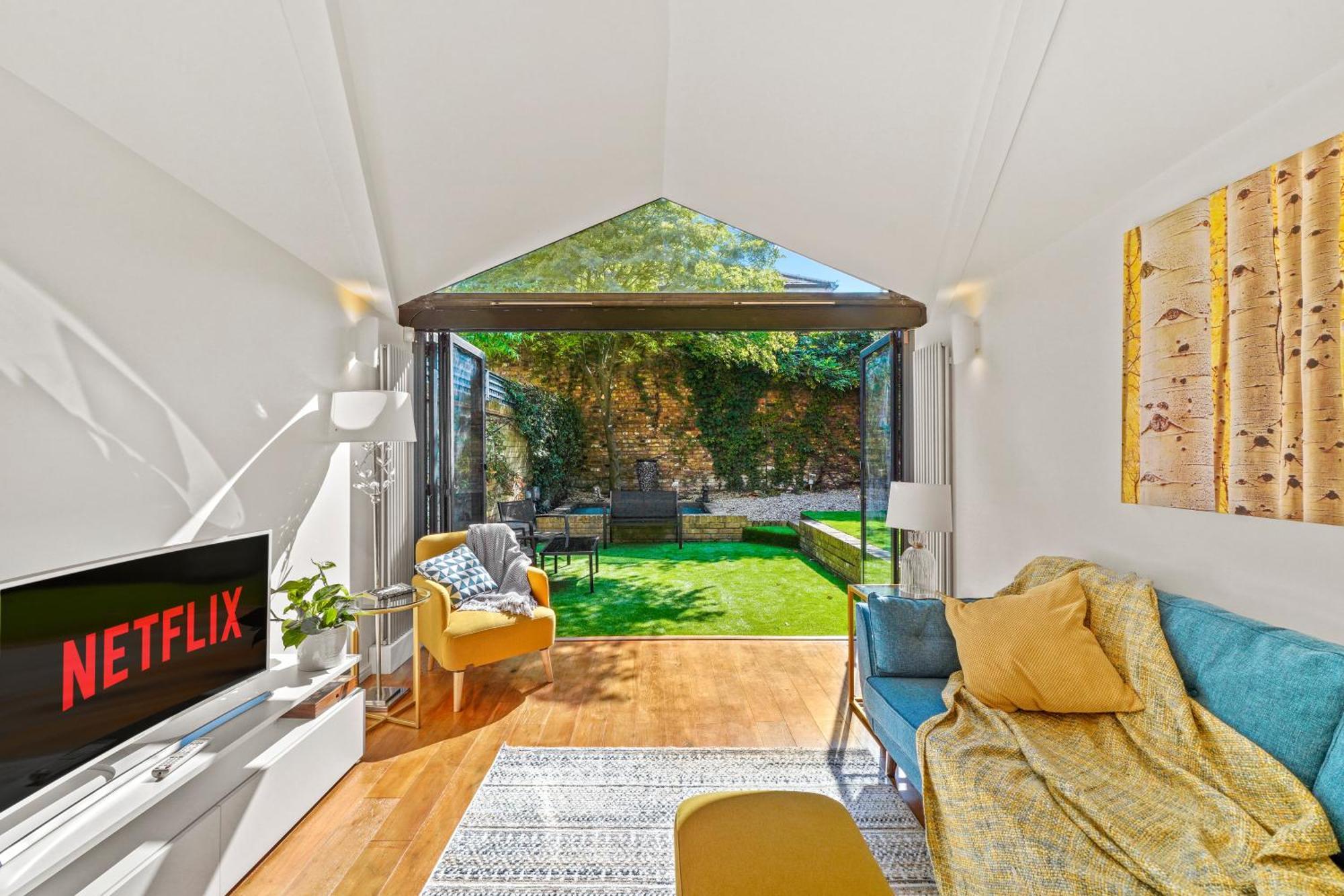 3 Bedroom Mews Home - Clapham Common - Free Private Parking - Sleeps 5 - Newly Refurbished - Sweetpea & Pillow Properties Londen Buitenkant foto