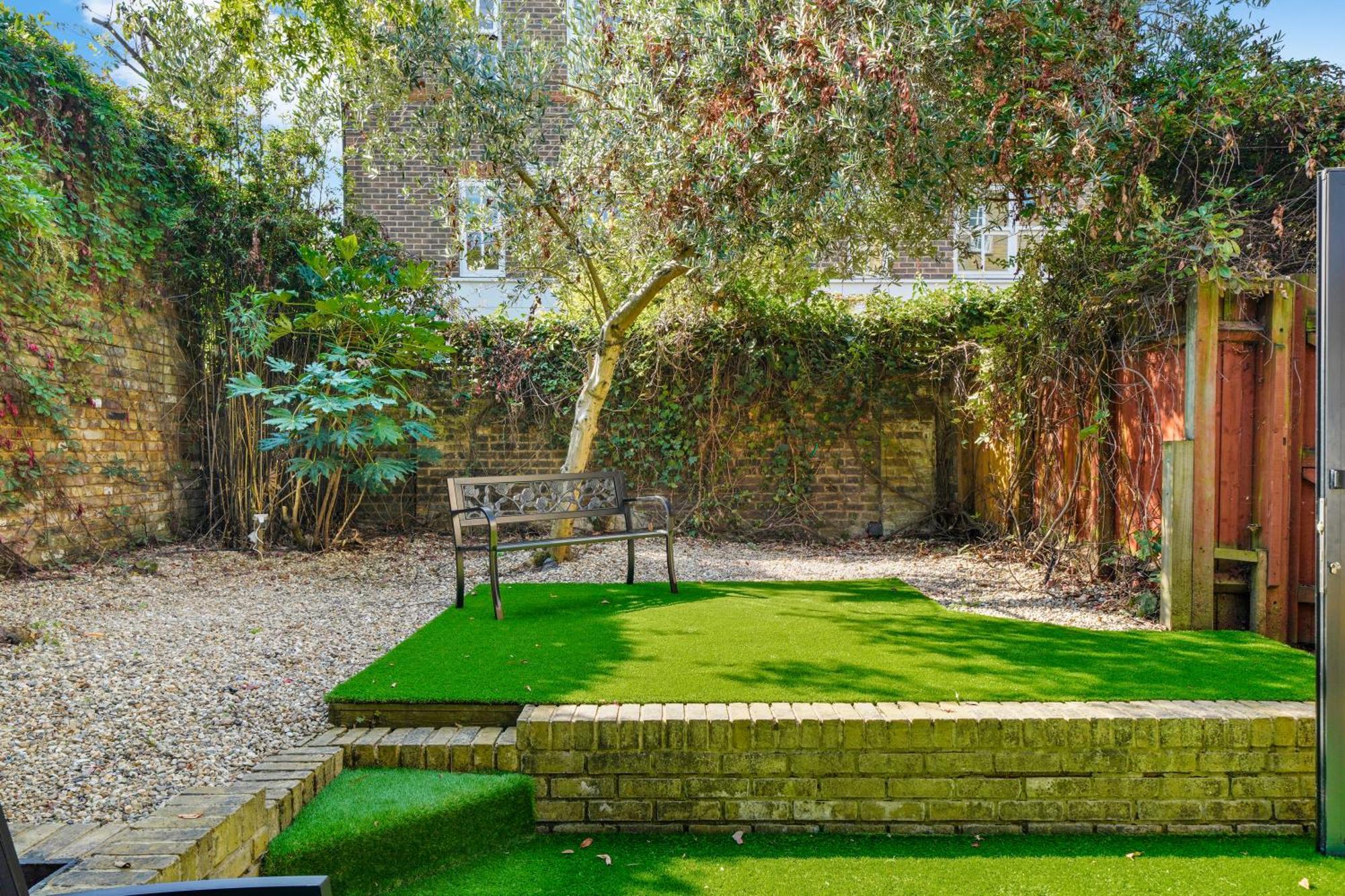 3 Bedroom Mews Home - Clapham Common - Free Private Parking - Sleeps 5 - Newly Refurbished - Sweetpea & Pillow Properties Londen Buitenkant foto
