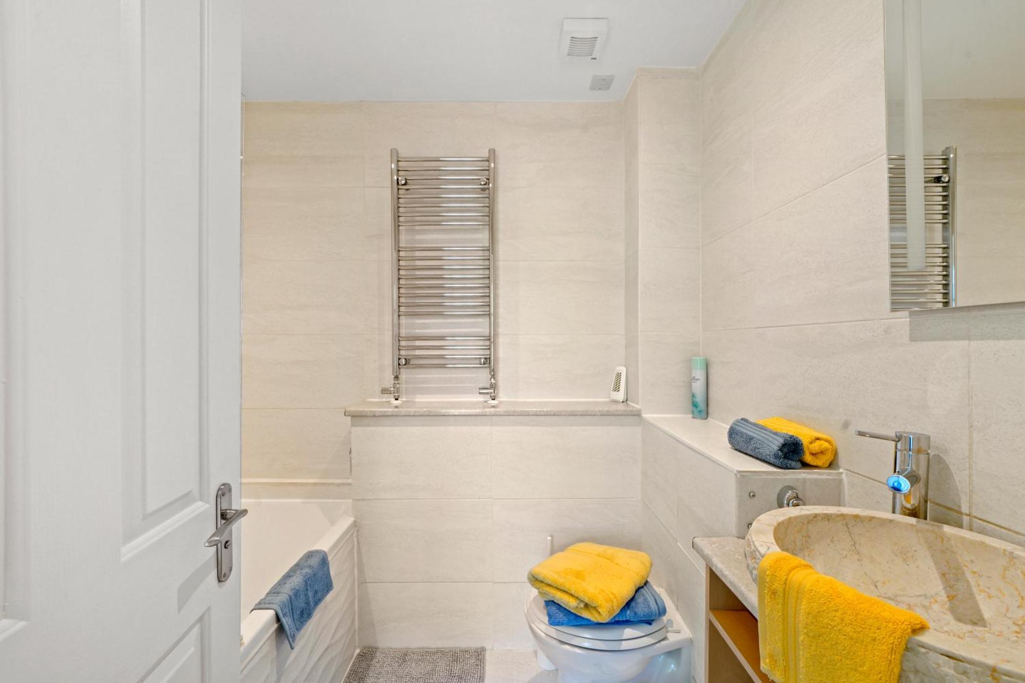 3 Bedroom Mews Home - Clapham Common - Free Private Parking - Sleeps 5 - Newly Refurbished - Sweetpea & Pillow Properties Londen Buitenkant foto