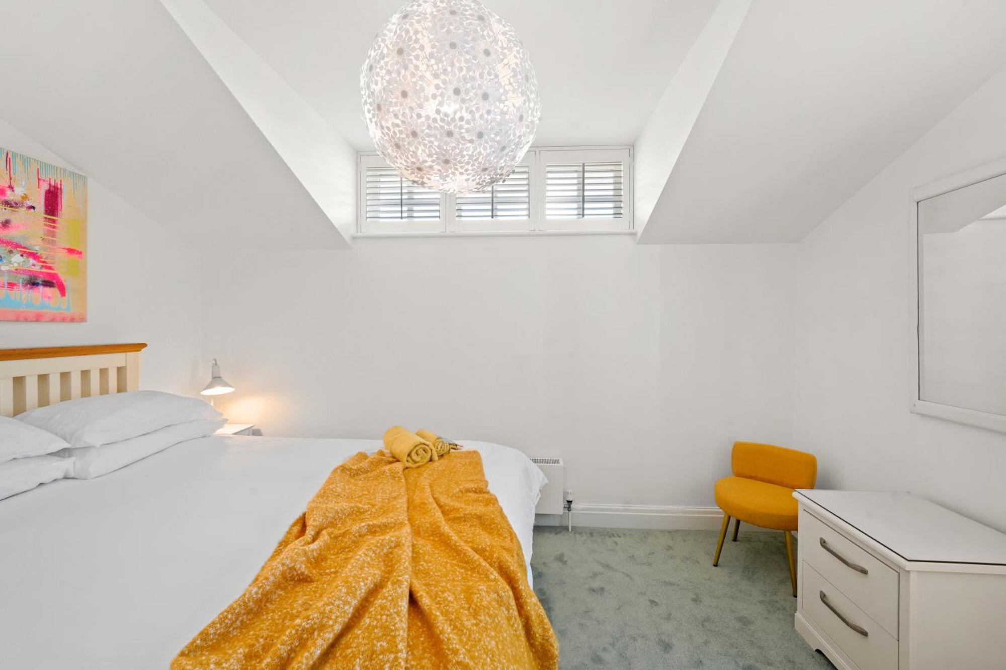 3 Bedroom Mews Home - Clapham Common - Free Private Parking - Sleeps 5 - Newly Refurbished - Sweetpea & Pillow Properties Londen Buitenkant foto