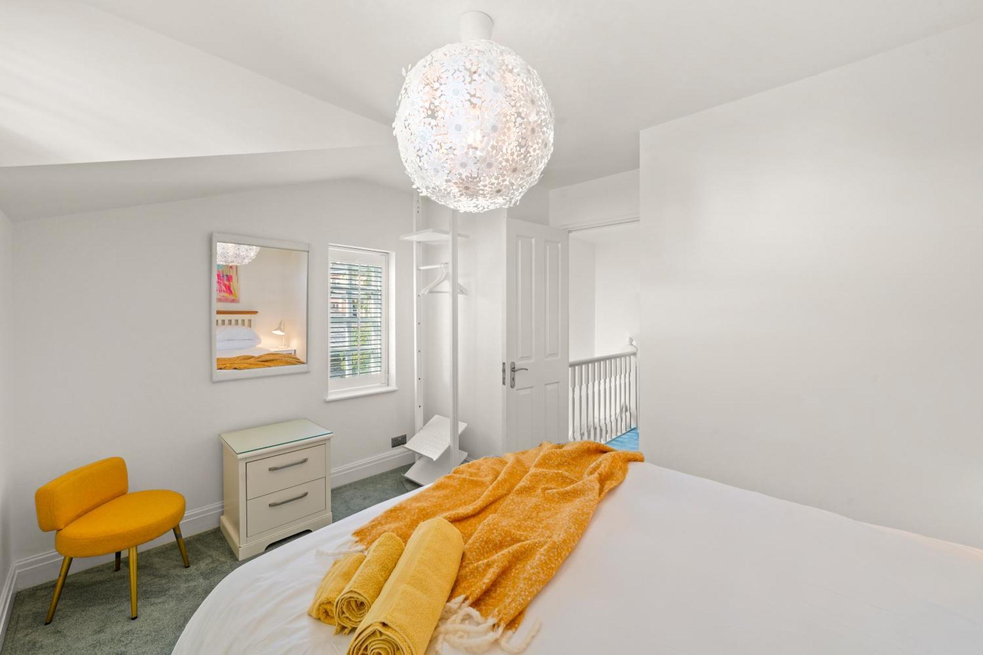 3 Bedroom Mews Home - Clapham Common - Free Private Parking - Sleeps 5 - Newly Refurbished - Sweetpea & Pillow Properties Londen Buitenkant foto