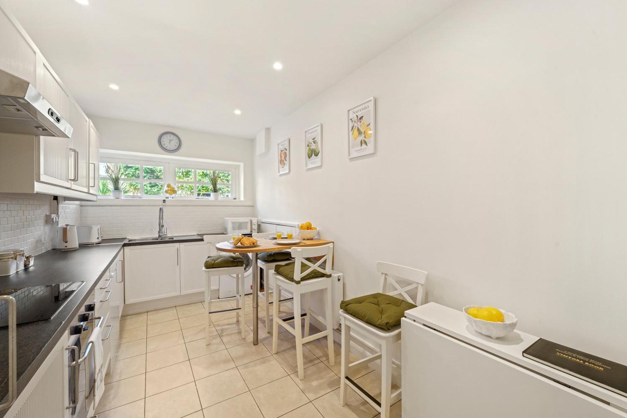 3 Bedroom Mews Home - Clapham Common - Free Private Parking - Sleeps 5 - Newly Refurbished - Sweetpea & Pillow Properties Londen Buitenkant foto