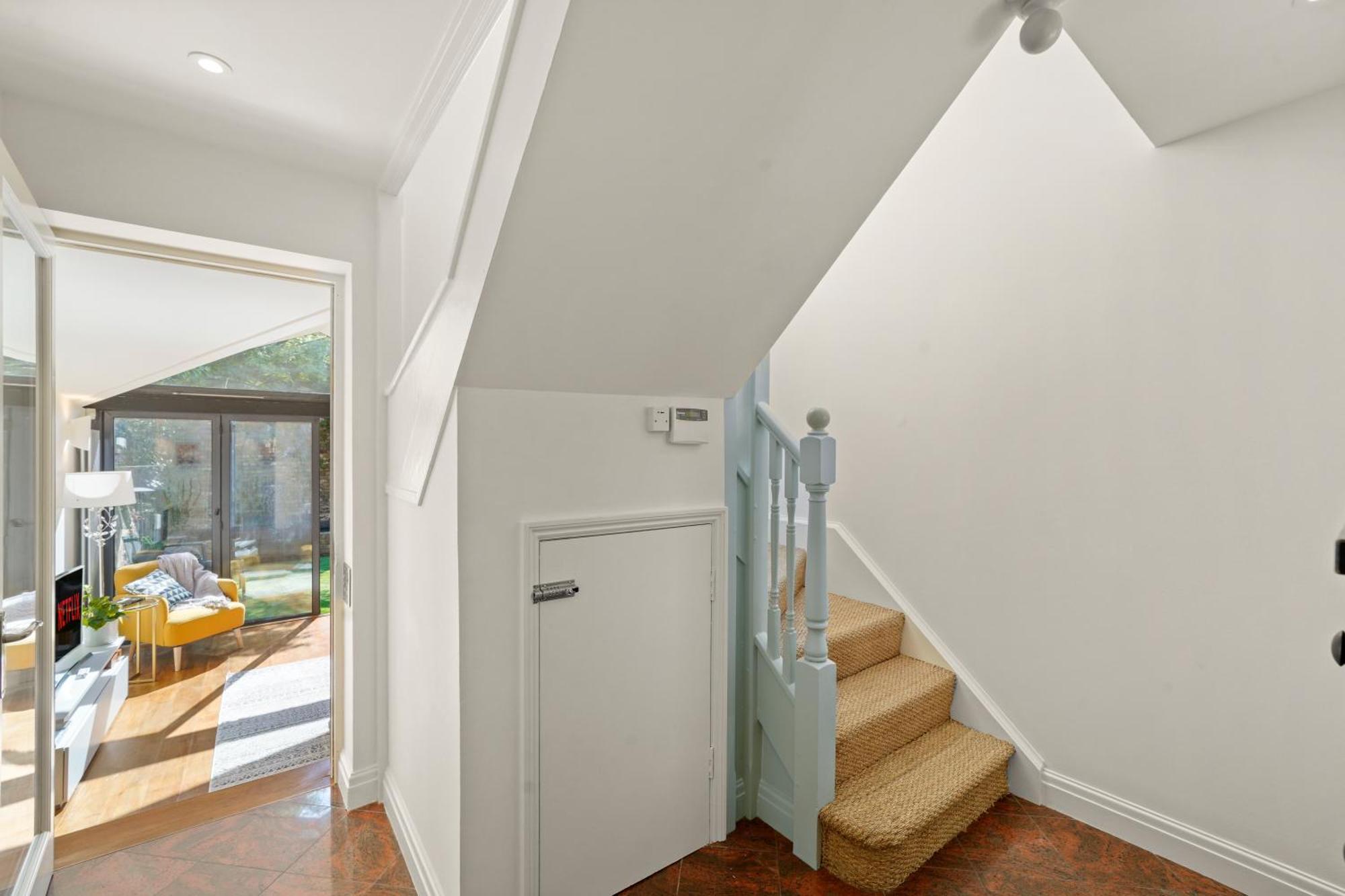 3 Bedroom Mews Home - Clapham Common - Free Private Parking - Sleeps 5 - Newly Refurbished - Sweetpea & Pillow Properties Londen Buitenkant foto
