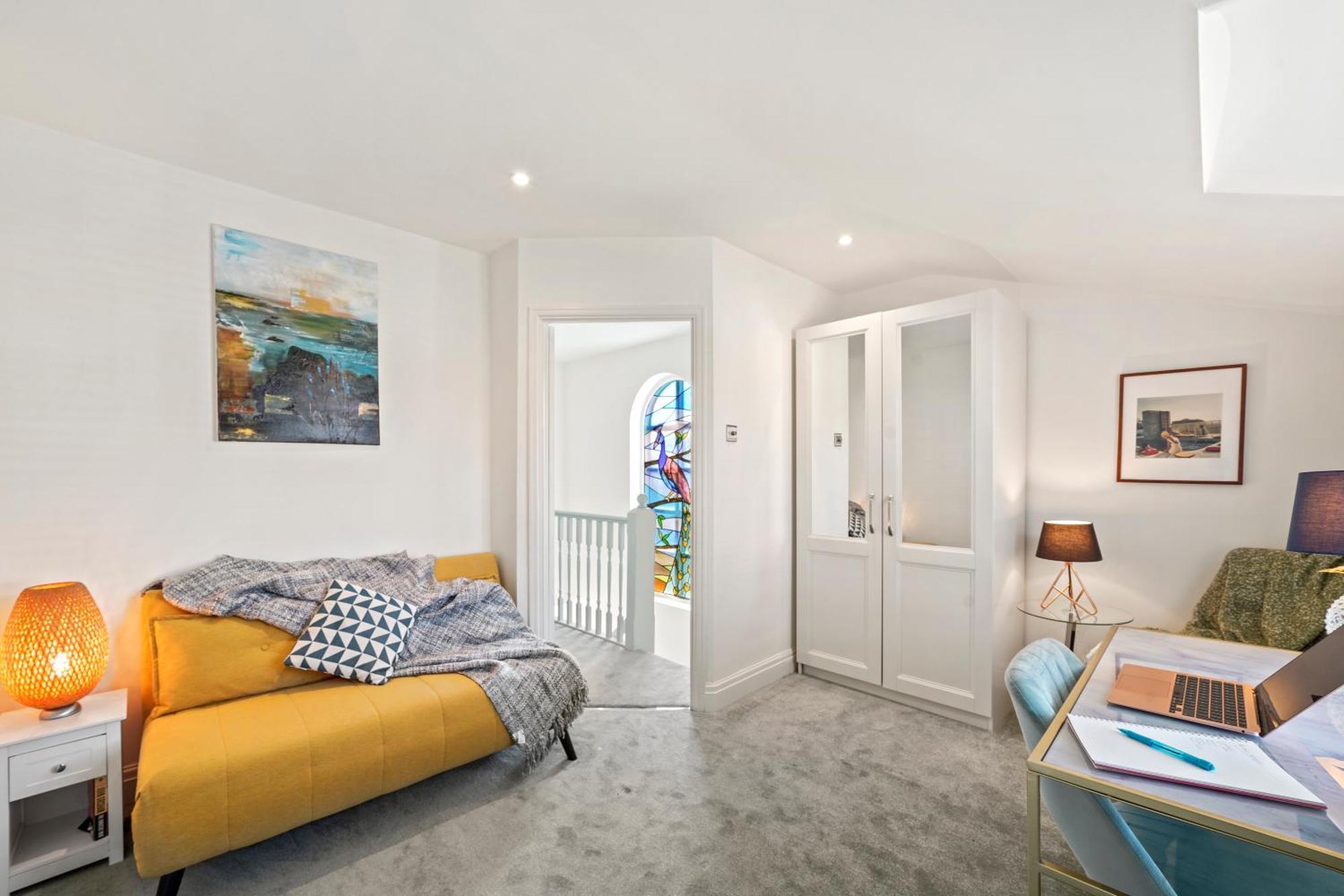 3 Bedroom Mews Home - Clapham Common - Free Private Parking - Sleeps 5 - Newly Refurbished - Sweetpea & Pillow Properties Londen Buitenkant foto