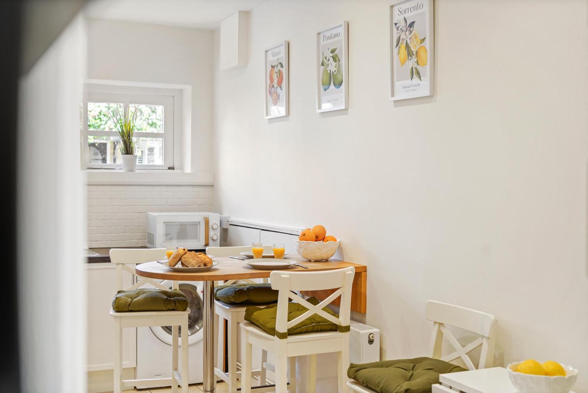 3 Bedroom Mews Home - Clapham Common - Free Private Parking - Sleeps 5 - Newly Refurbished - Sweetpea & Pillow Properties Londen Buitenkant foto
