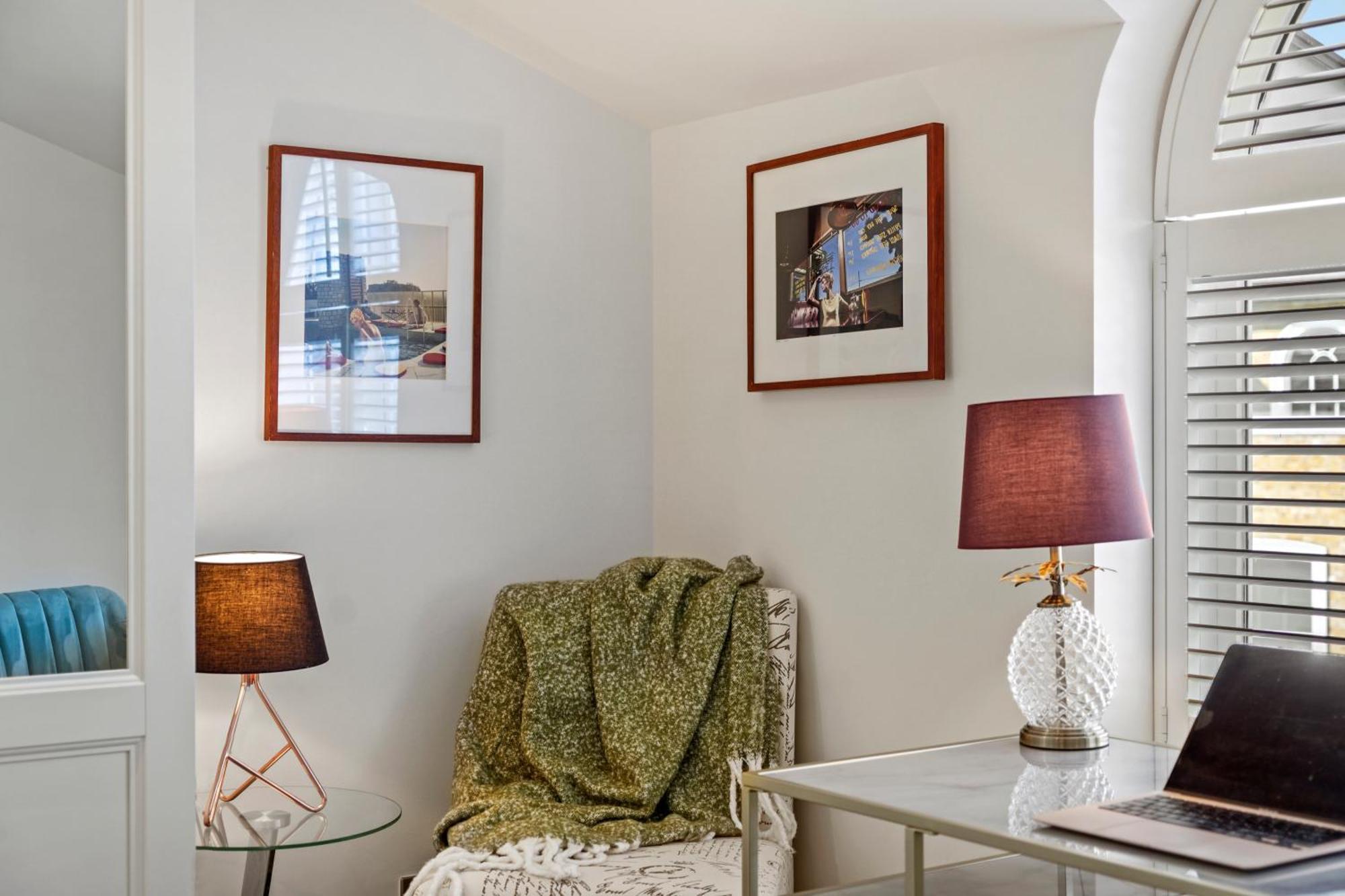 3 Bedroom Mews Home - Clapham Common - Free Private Parking - Sleeps 5 - Newly Refurbished - Sweetpea & Pillow Properties Londen Buitenkant foto