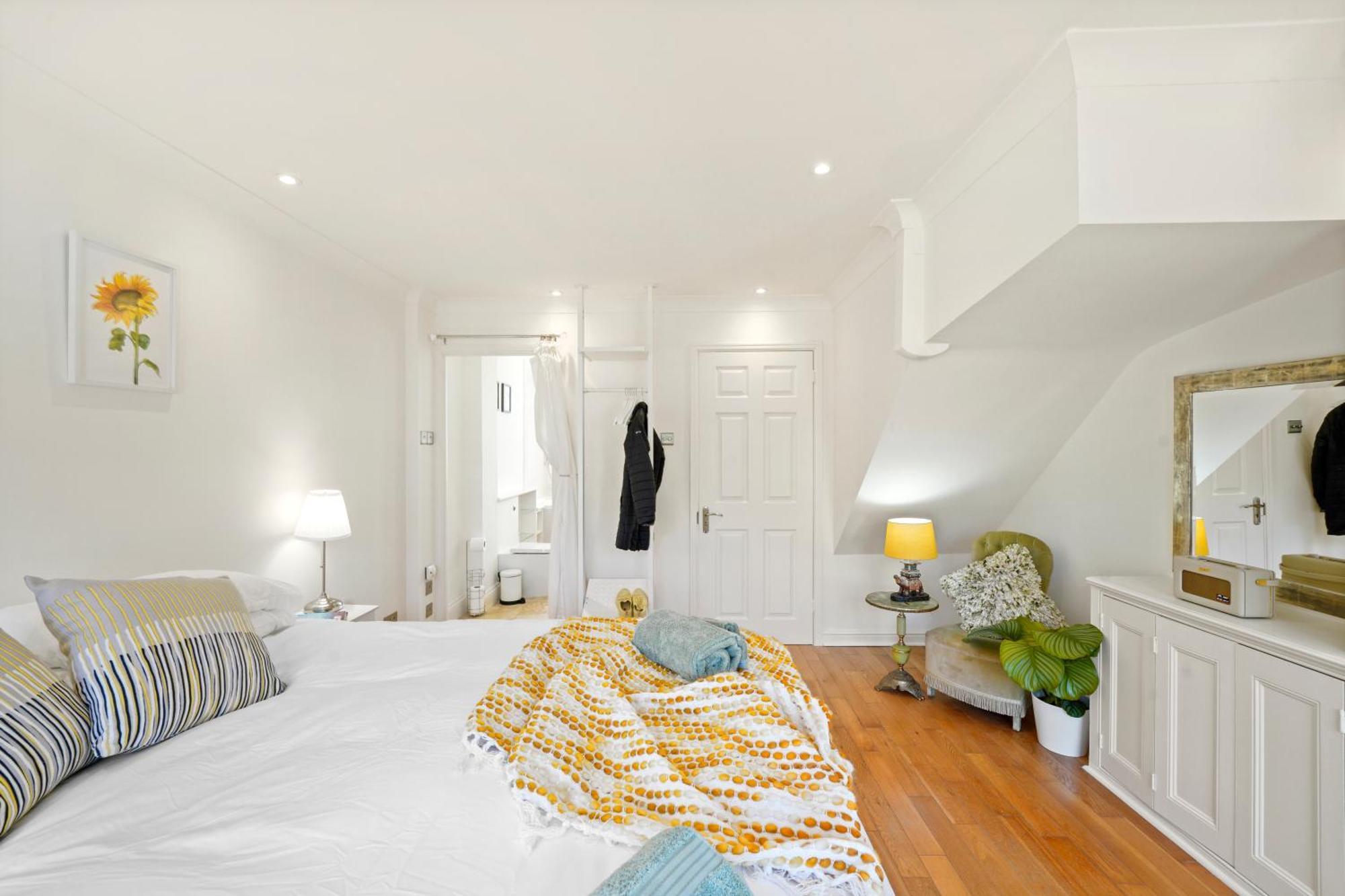 3 Bedroom Mews Home - Clapham Common - Free Private Parking - Sleeps 5 - Newly Refurbished - Sweetpea & Pillow Properties Londen Buitenkant foto