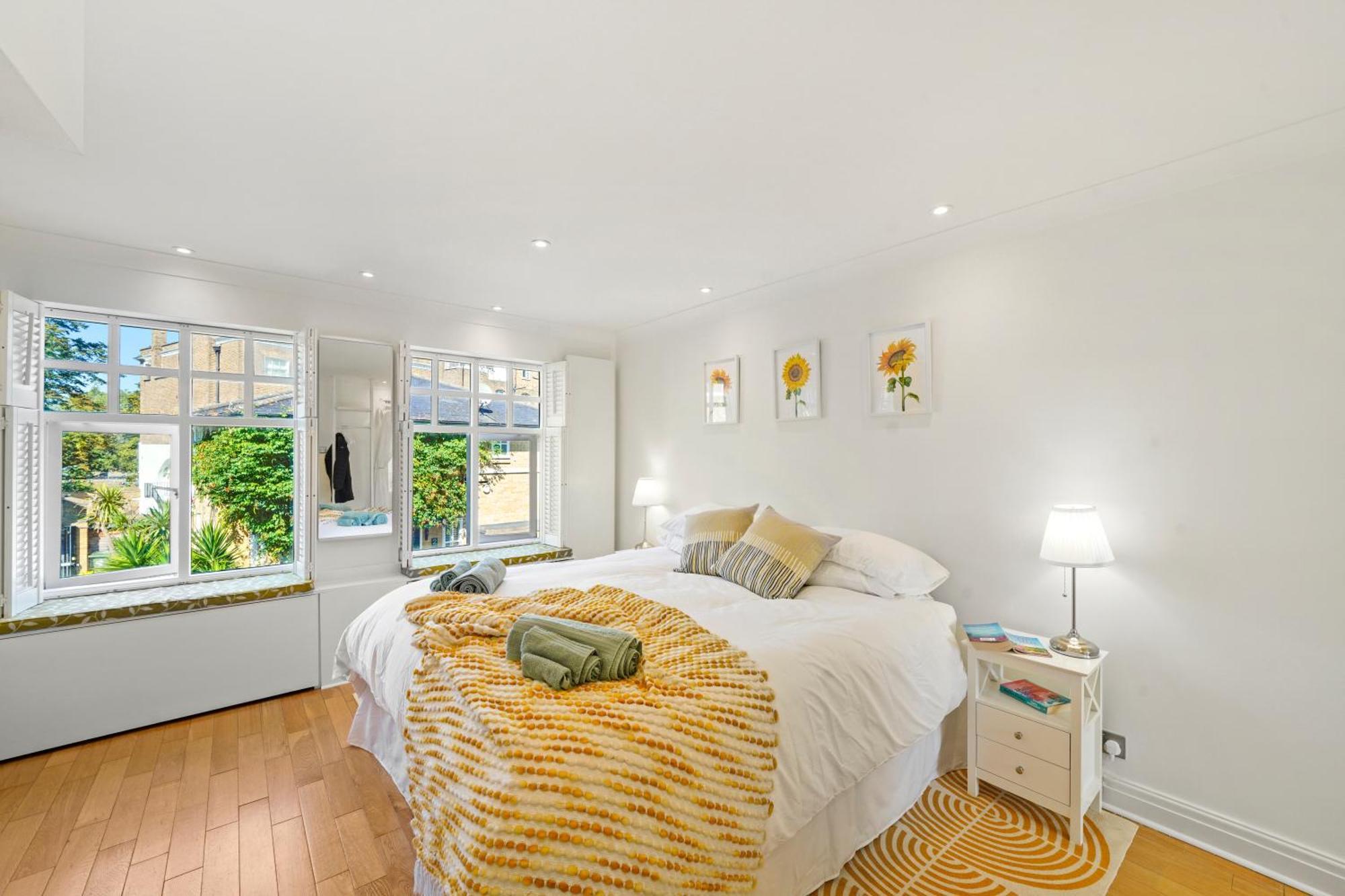 3 Bedroom Mews Home - Clapham Common - Free Private Parking - Sleeps 5 - Newly Refurbished - Sweetpea & Pillow Properties Londen Buitenkant foto